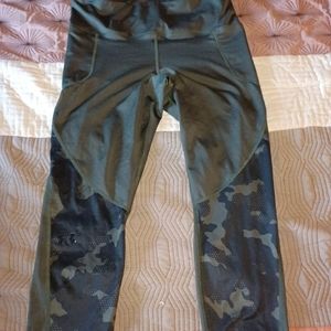 Woman under armor keggings
